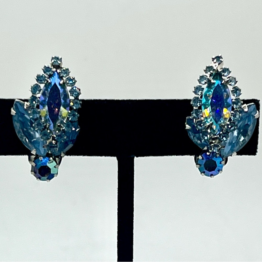 Vintage Weiss Blue Rhinestone Clip On Earrings Aurora Borealis 1950s - Picture 2 of 11